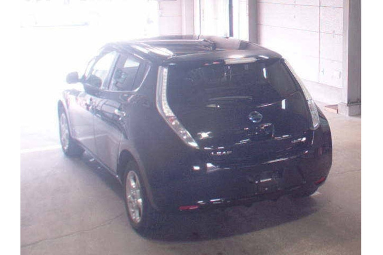 Электромобиль хэтчбек Nissan Leaf кузов ZE0 модификация G гв 2011